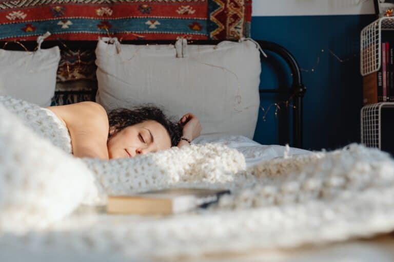 A person sleeping comfortably on their side with a structured bedtime routine, highlighting optimal sleep hygiene for sleep apnea management.